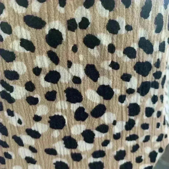 Women’s Small Short Sleeve Top Black Tan White Pattern V-Neck - Picture 4 of 4